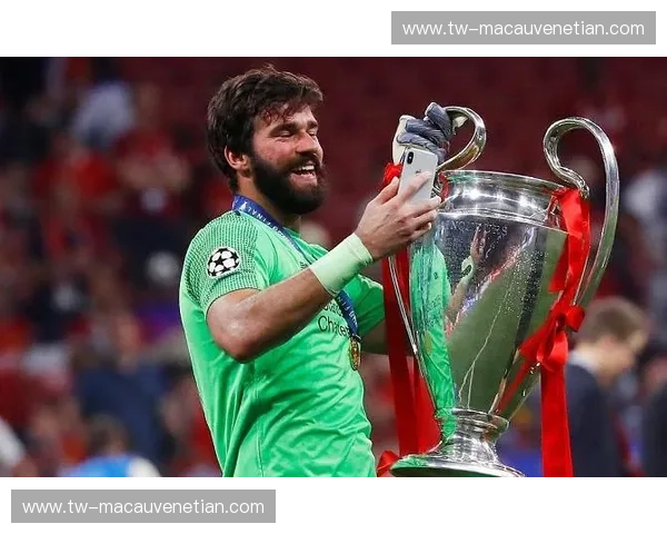 欧冠伤愈复出——期待英雄归来，重新燃起荣耀之梦